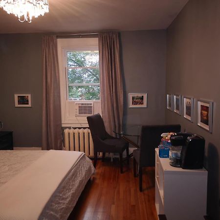 Room With King Bed In Shared 3 Bedroom Downtown Монреаль Экстерьер фото