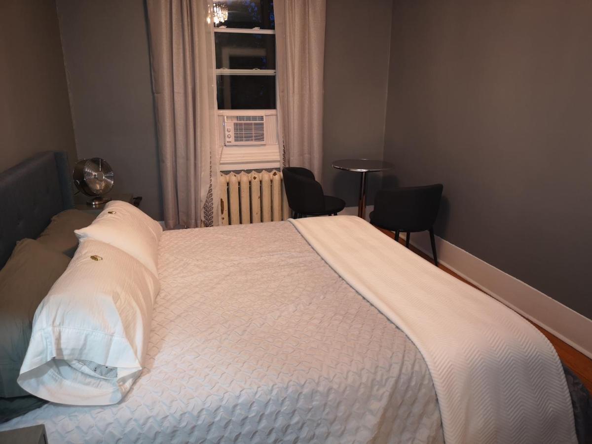 Room With King Bed In Shared 3 Bedroom Downtown Монреаль Экстерьер фото
