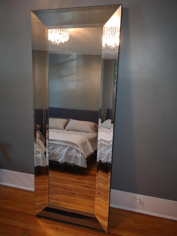 Room With King Bed In Shared 3 Bedroom Downtown Монреаль Экстерьер фото